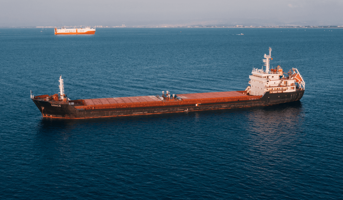 Embarcação de carga fundeada