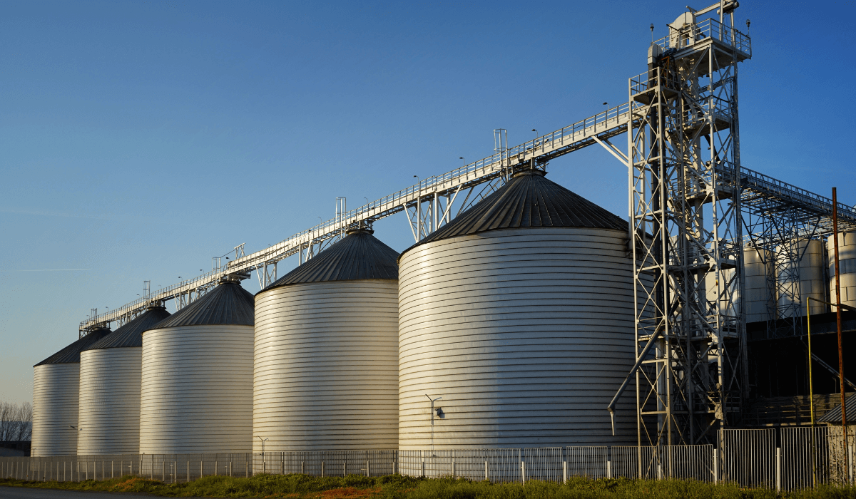 Bateria de silos metálicos de armazenagem de grãos